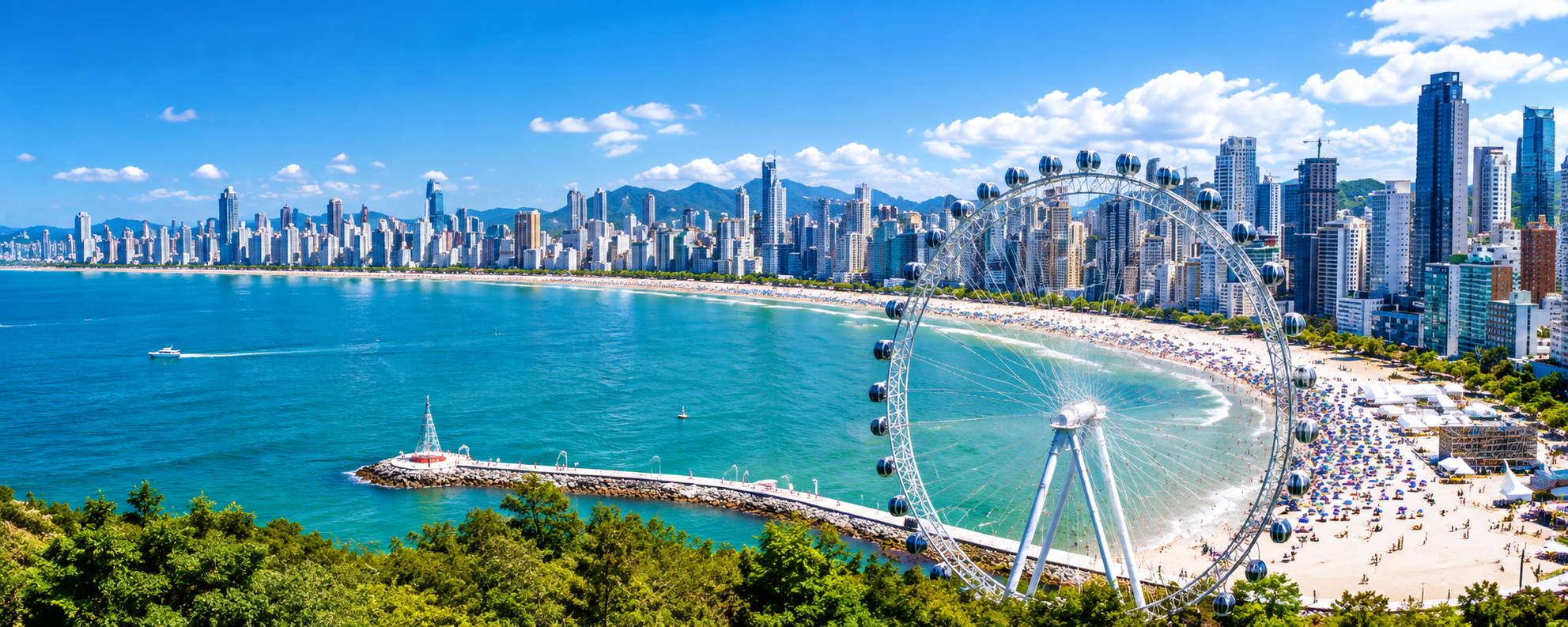 Vista panorâmica da orla de Balneário Camboriú com a Roda Gigante, mar azul e arranha-céus ao fundo